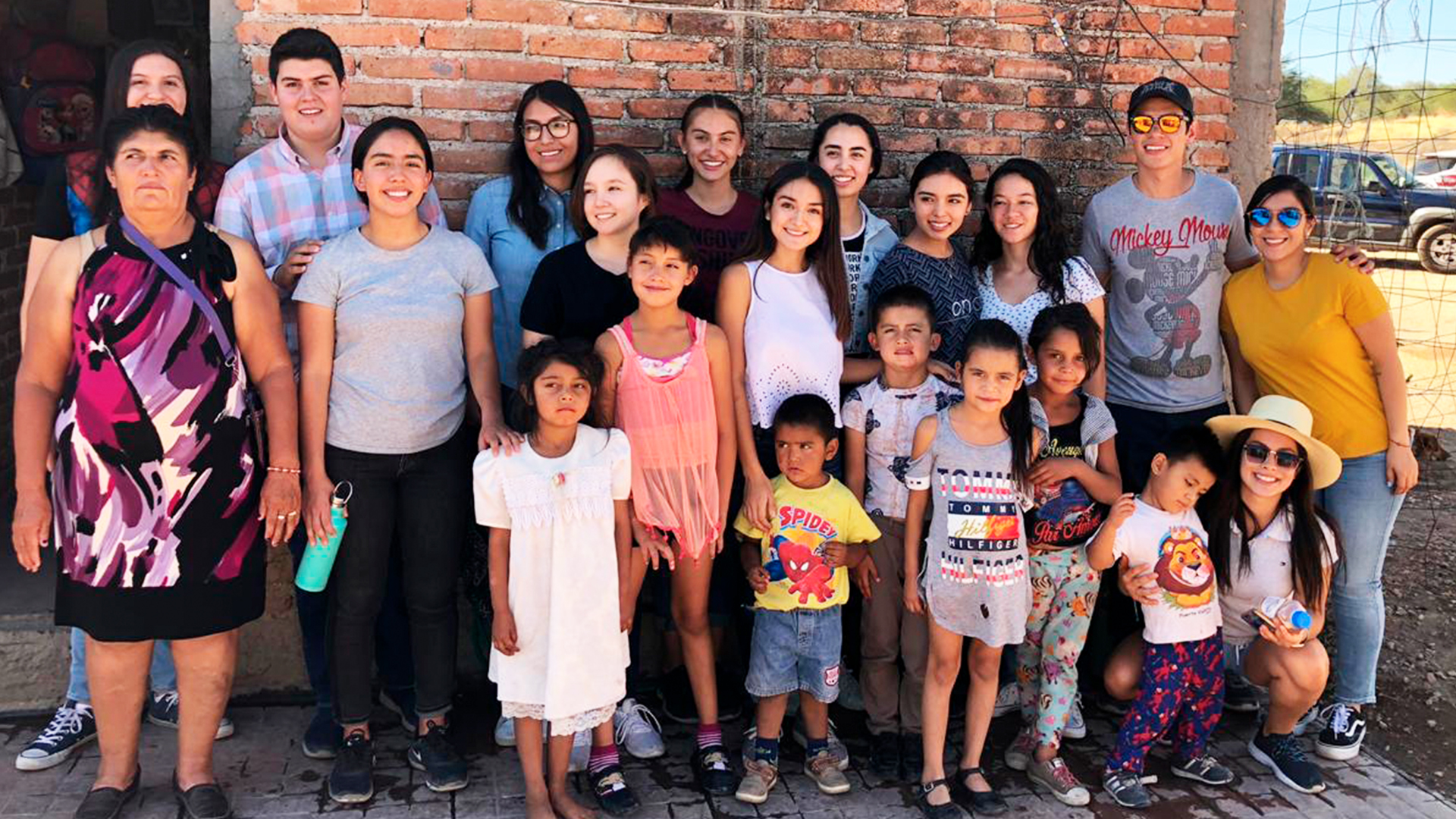 Familia beneficiada y alumnos del proyecto TECHO