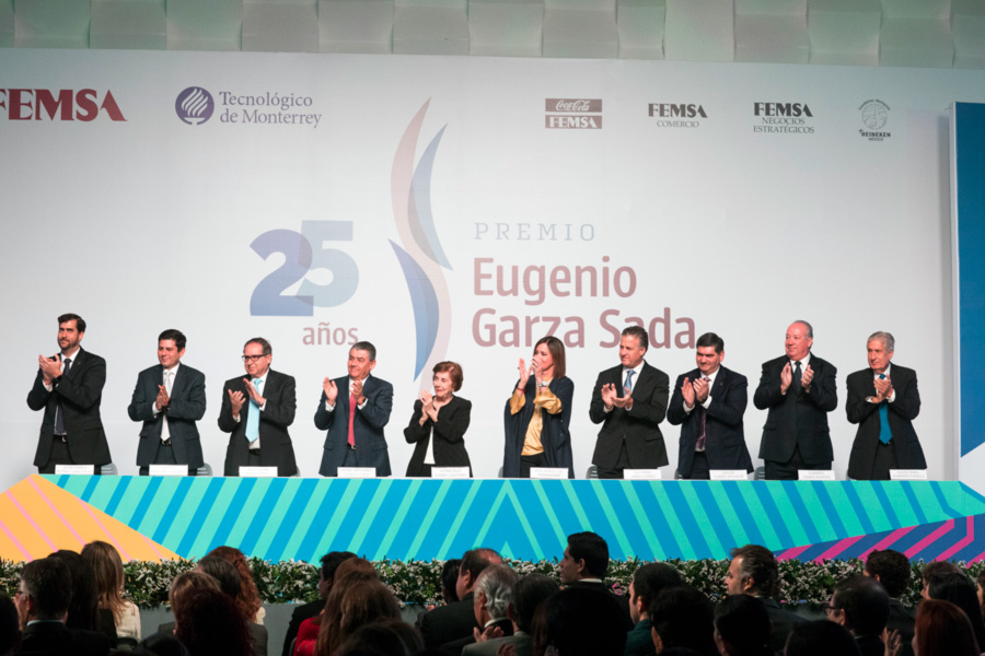 El presidium de la entrega del Premio Eugenio Garza Sada.