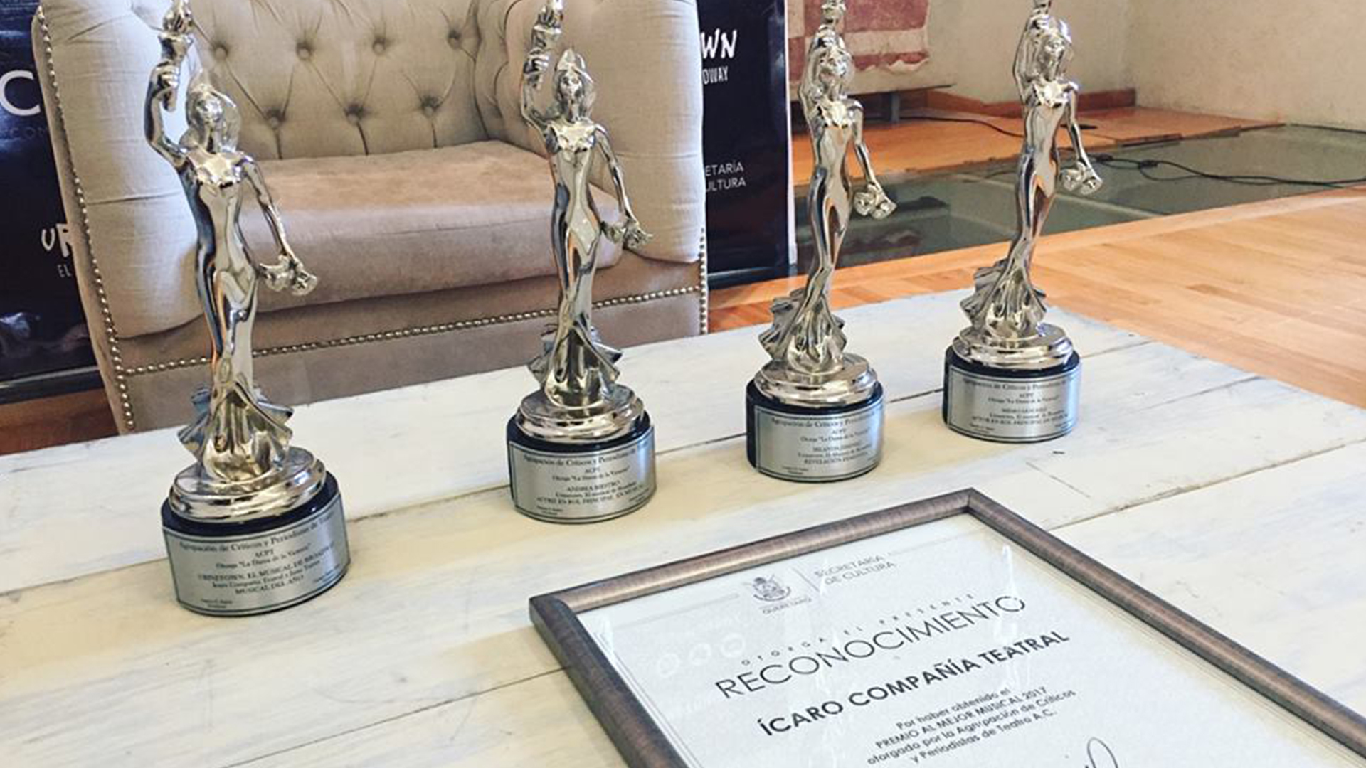 Premios y reconocimientos otorgados a Urinetown e Ícaro Compañía teatral