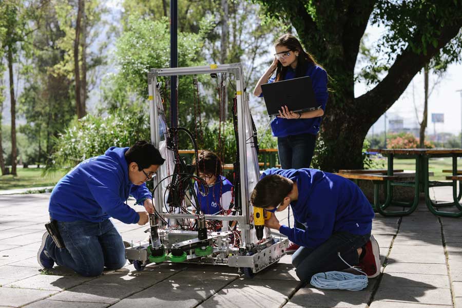 Alumnos de PrepaTec forman parte de equipos de robótica