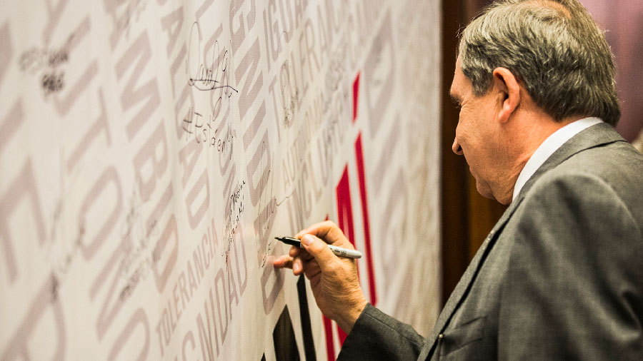 Salvador Alva durante la firma convenio HeForShe y ONU Mujeres México