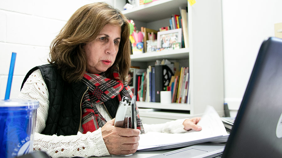 Maestra de PrepaTec Ciudad Obregón que participó en el curso intensivo para creación de reactivos de examen CENEVAL