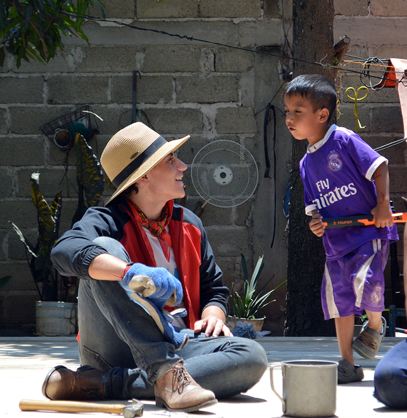 El 14 y 15 de abril, alumnos construyeron 10 viviendas de emergencia en El Salitre, Morelos.