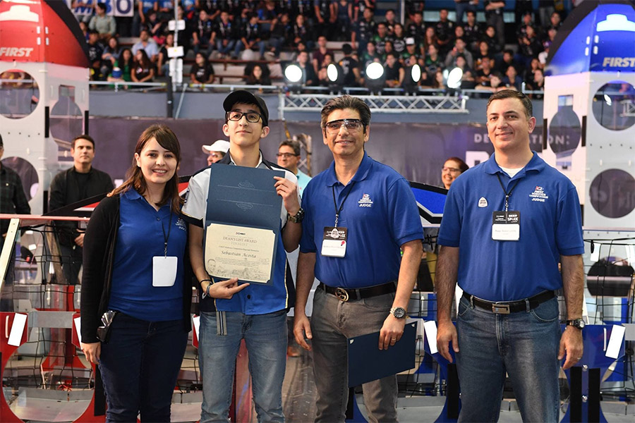 Sebastián Acosta, alumno de PrepaTec Metepec se hace acreedor al Dean’s List Award por sus actos de difusión de la ciencia y tecnología dentro y fuera del torneo de robótica FIRST.