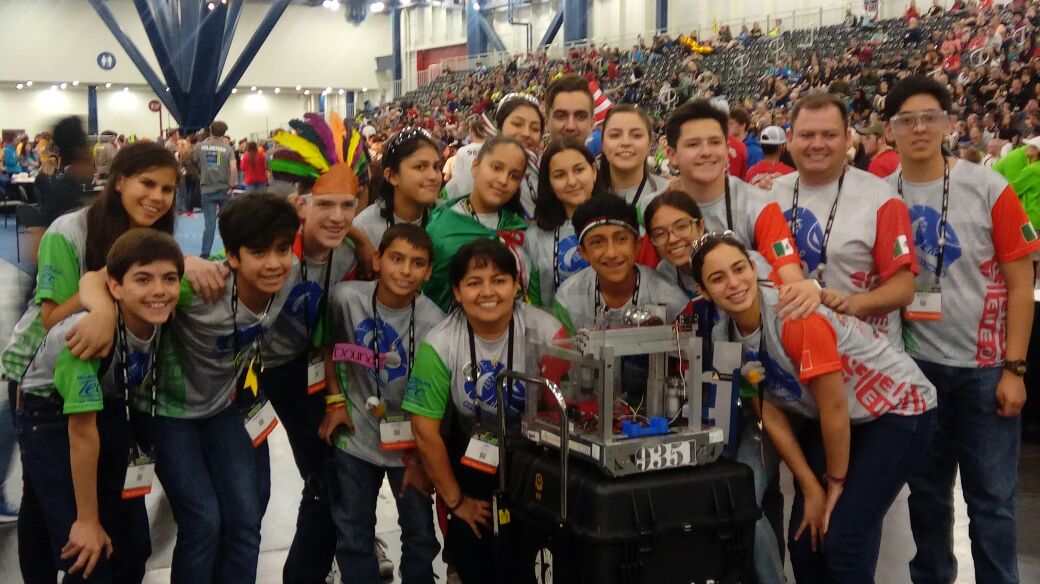 Miembros de Botregos Jr. el equipo de robótica FIRST de la Secundaria Tec en Chihuahua.