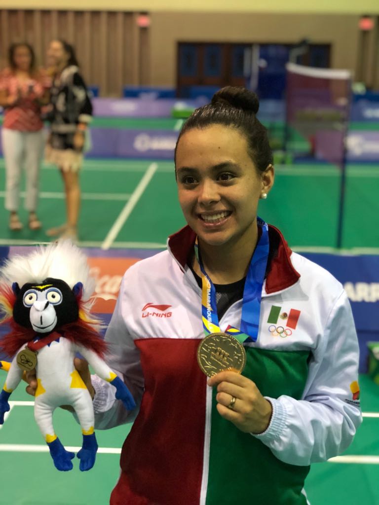Sabrina Solís ganó oro en equipos mixtos en bádminton.