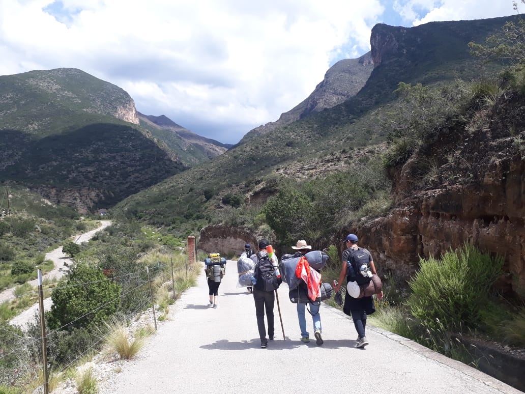 Alumnos caminando en las montañas de Coahuila en el Reto Survivor