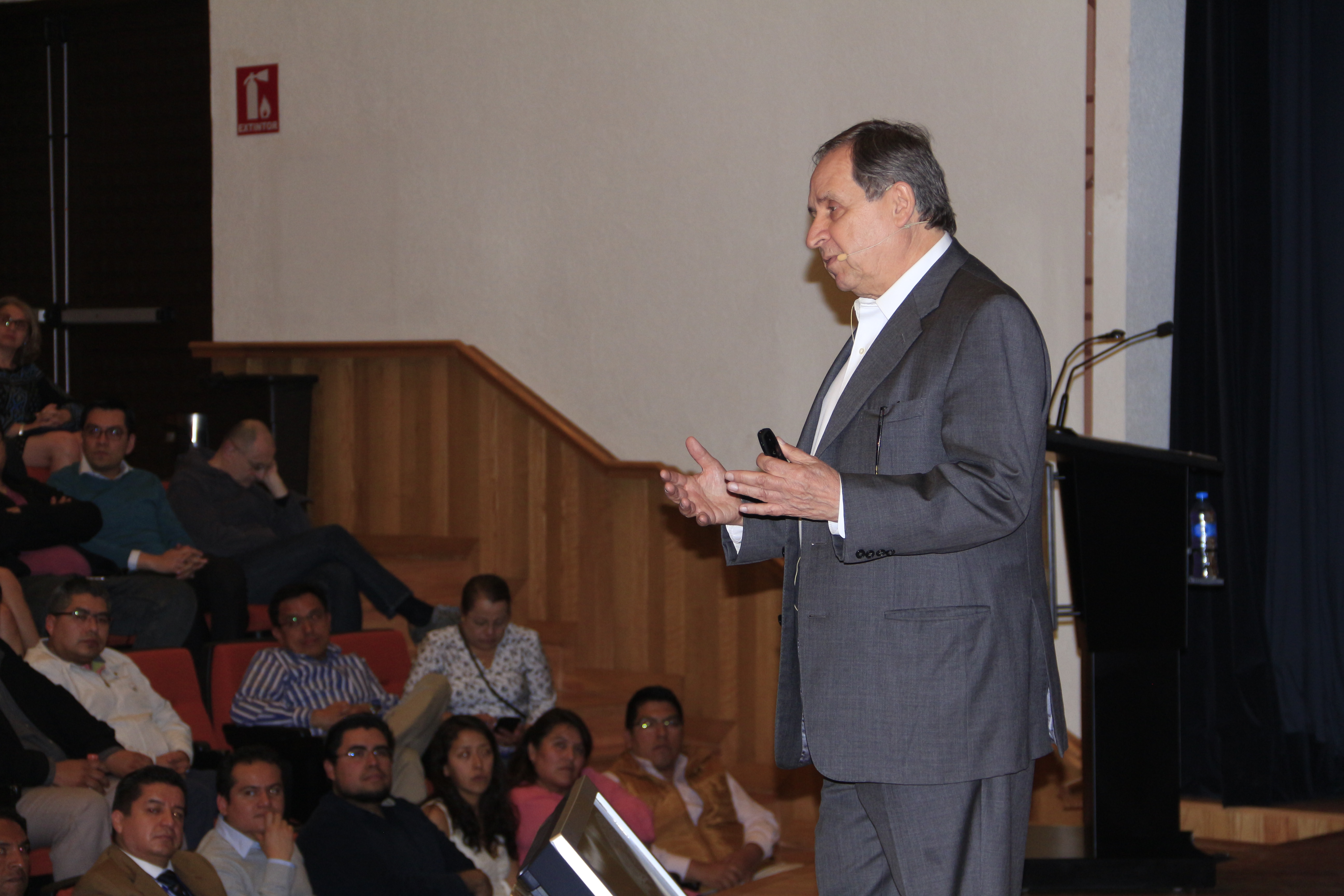 Salvador Alva en diálogo con profesores de la Región Ciudad de México.