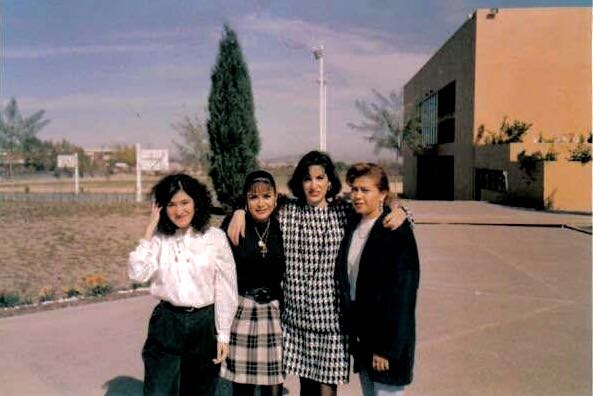Ex alumnas de PrepaTec en los jardines de Campus Saltillo hace treinta años.