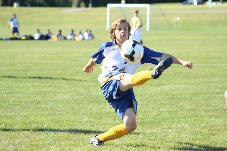 Practicar futbol ayuda a acondicionar tu cuerpo.