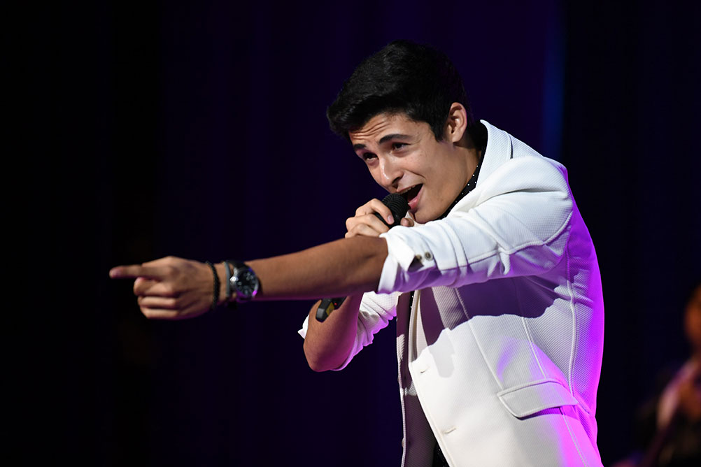 Adrián Ross, de Sonora Norte, cantando "Eres perfecta para mí".