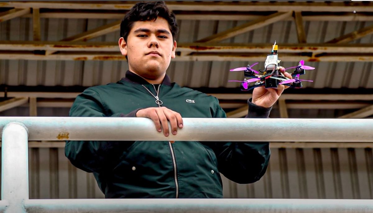 Alan Guzmán enseñando un dron