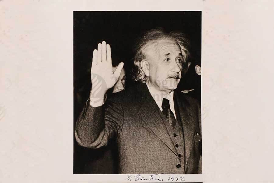 Fotografía del físico alemán Albert Einstein, de la Biblioteca Miguel de Cervantes Saavedra
