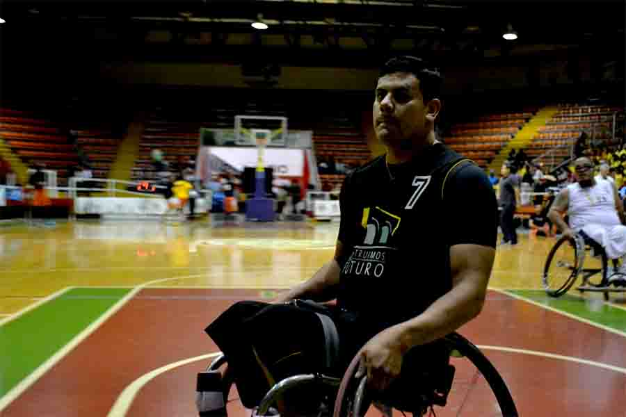 Alberto Enríquez previo a un juego de basquetbol sobre silla de ruedas