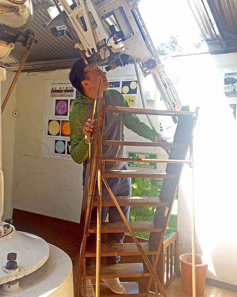 Alejandro Salinas de León en su visita al Gran Telescopio Milimétrico