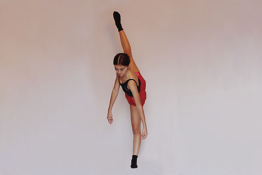 Alumna Sara Arias ejecutando un paso de danza