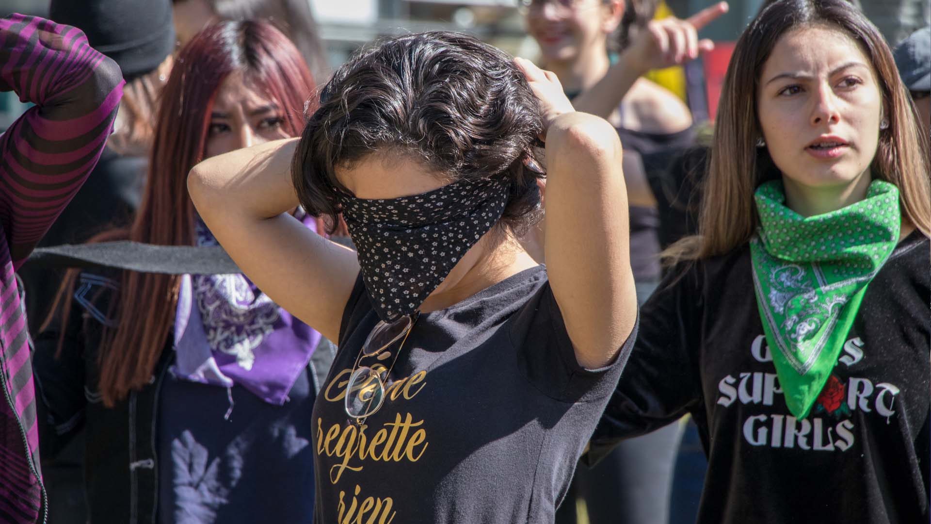 Alumna usando venda para protestar contra violencia de género.