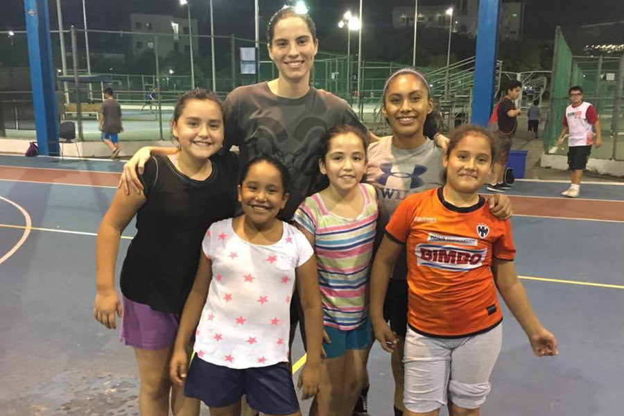 Alumba Viridiana Mazzocco con niñas de su clase de basquetbol