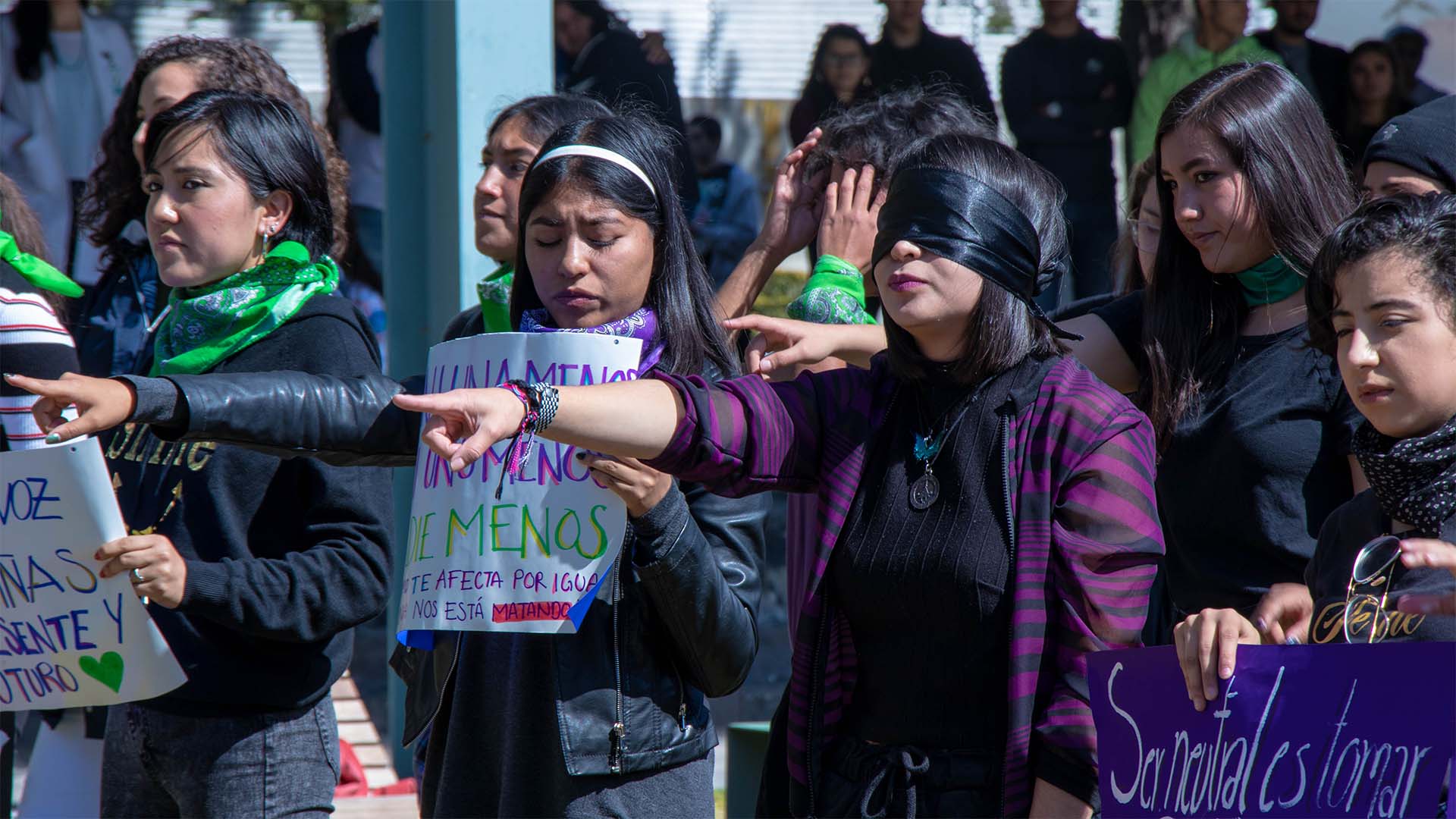 Alumnas haciendo protesta en Tec Toluca contra violencia de género.