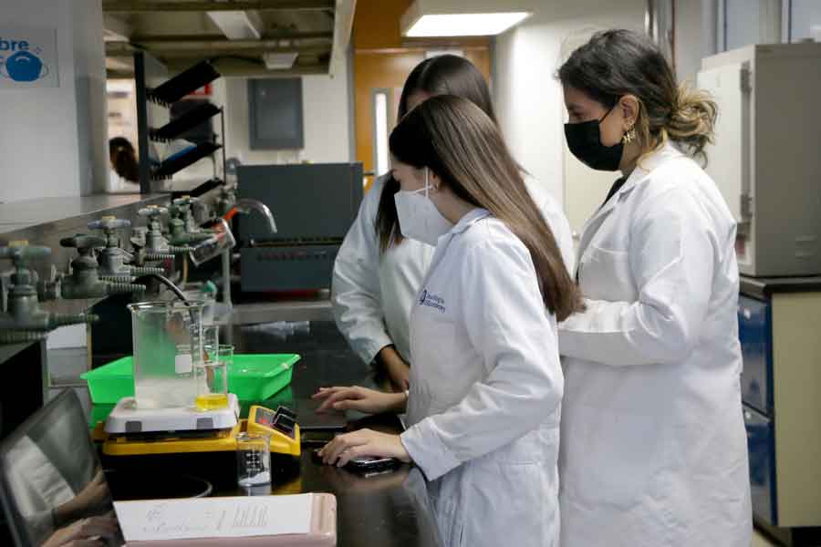 Alumnos del campus Monterrey desarrollaron formulaciones cosméticas en Semana i