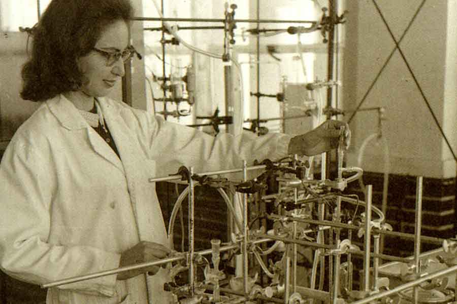 Alumna del Tec de Monterrey, en la década de los 70, en el laboratorio de química