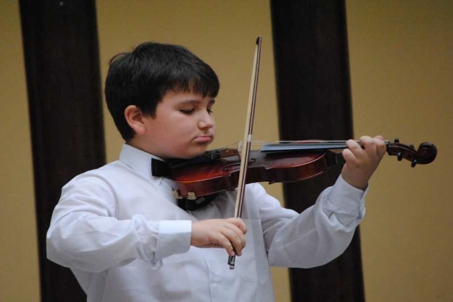alumno-tocando-su-violin-de-niño