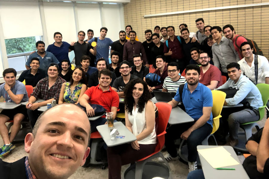 Eduardo Arrambide con sus alumnos en campus Monterrey