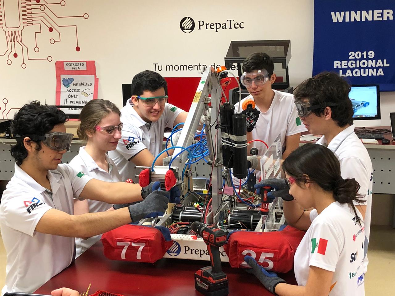 Alumnos de PrepaTec trabajando en proyecto de robótica