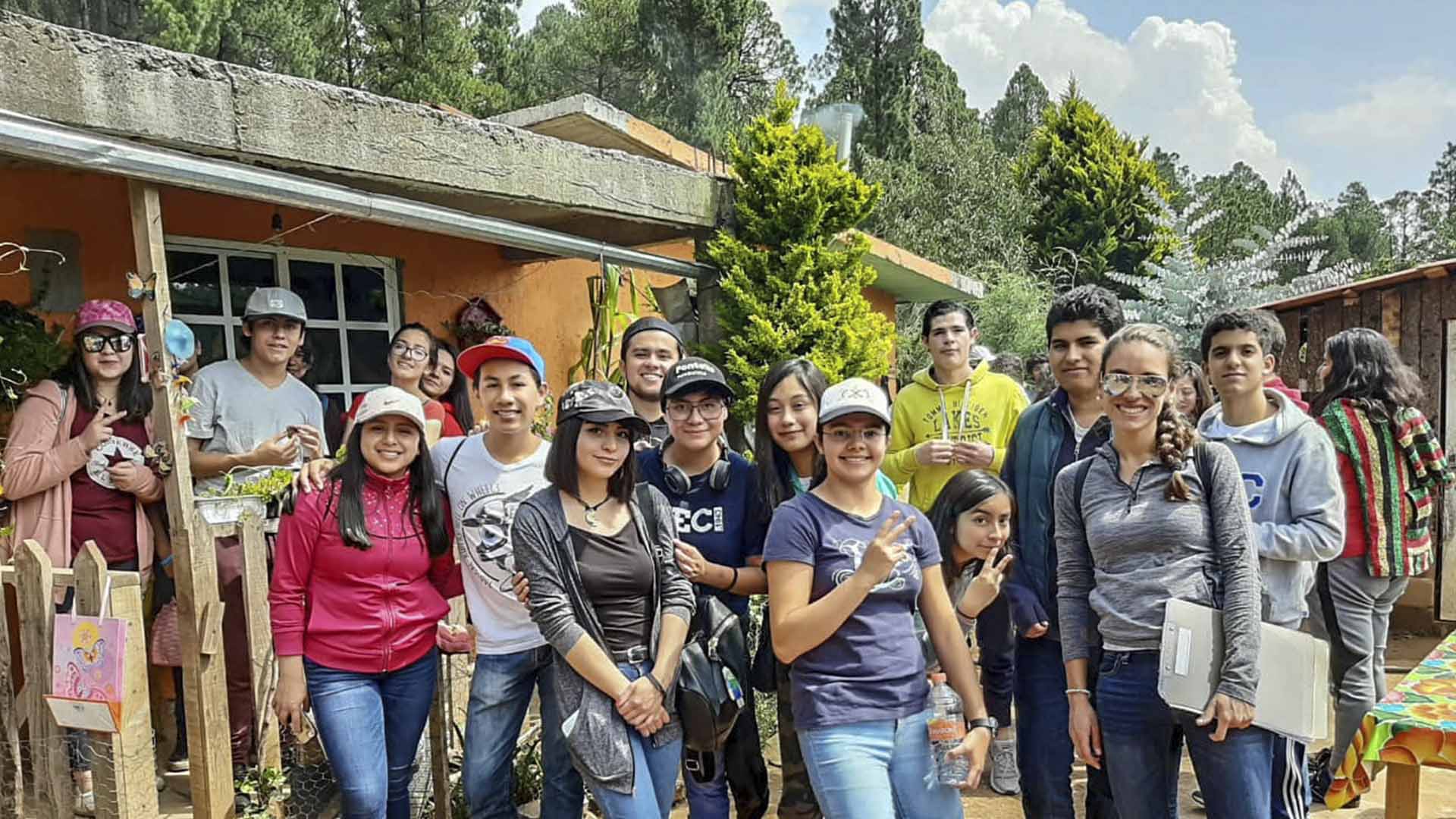 Alumnos que participaron en la elaboración de estufas ecológicas en San José del Rincón