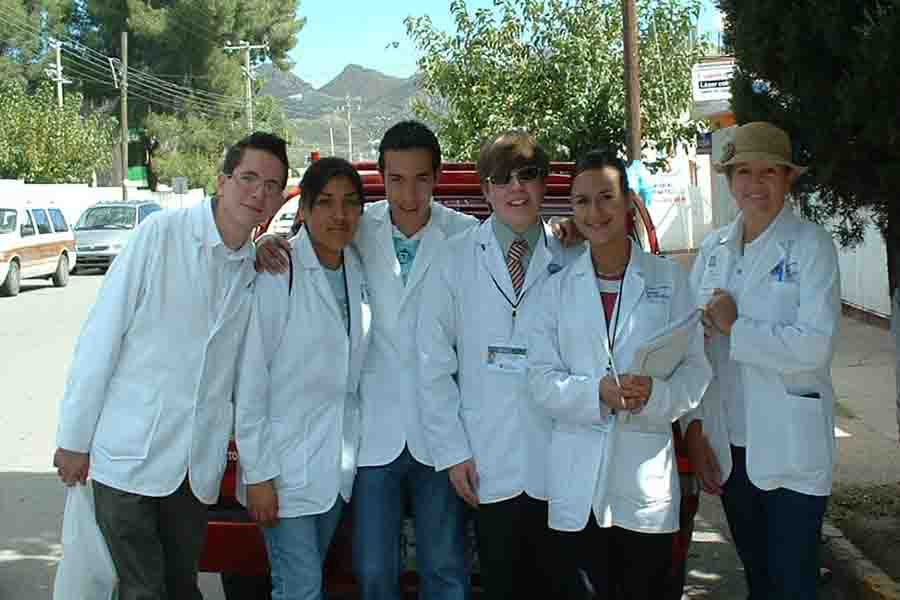 Alumnos del Tec campus Chihuahua y la doctora