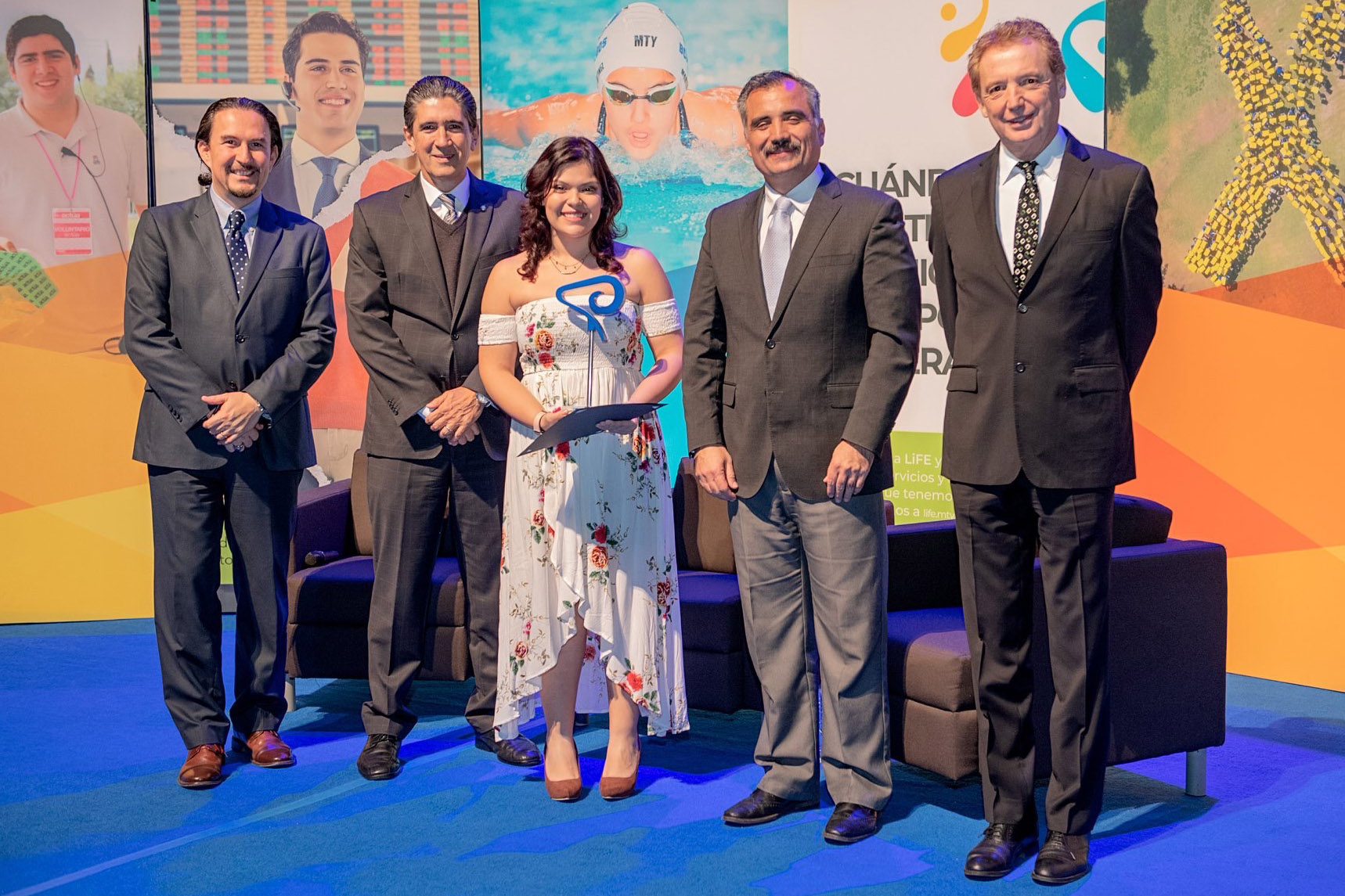 Andrea Estrada recibiendo premio en Gala Borreo