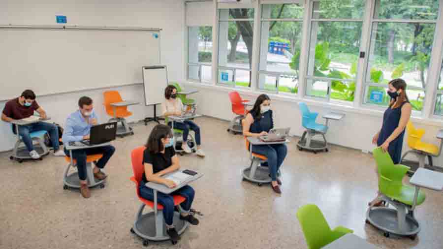 Salon de clase con alumnos usando cubrebocas