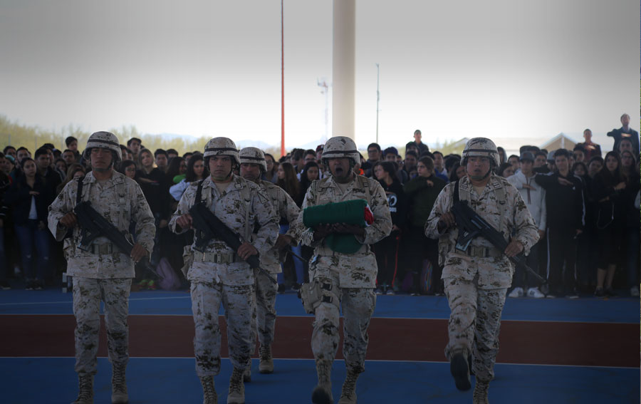 Cuerpo militar participando en honores a la bandera