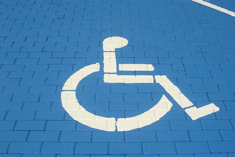 Cajón estacionamiento azul (personas discapacidad)