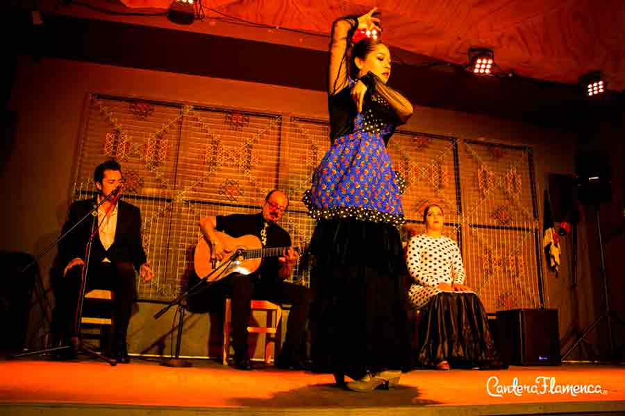 Mujer practicando baile flamenco dentro de la Cantera.