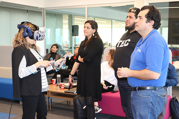 Profesores trabajando en realidad virtual