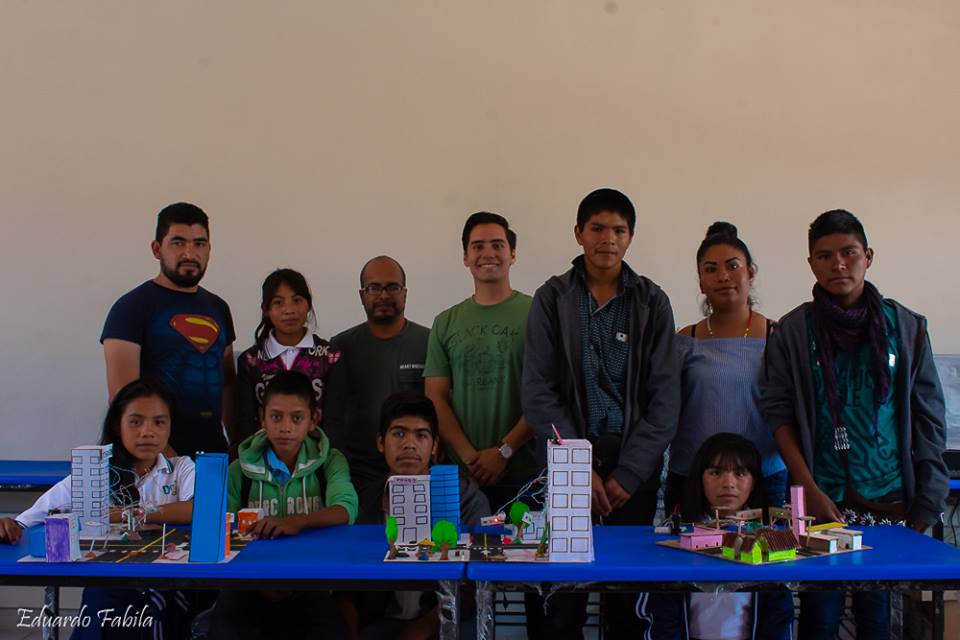El proyecto enseña cursos de robótica a jóvenes indígenas. (Foto: Eduardo Fabila)