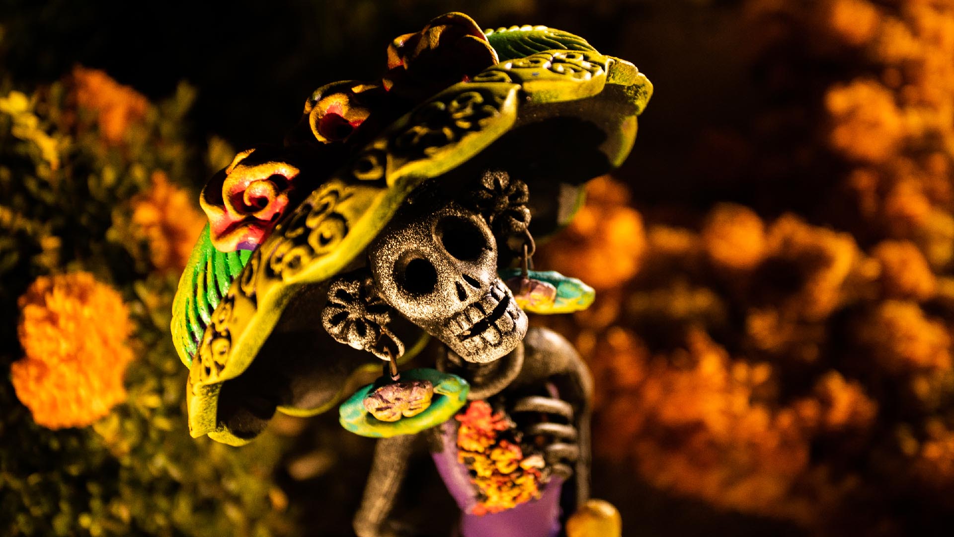 Catrina mexicana decorando altar huasteco