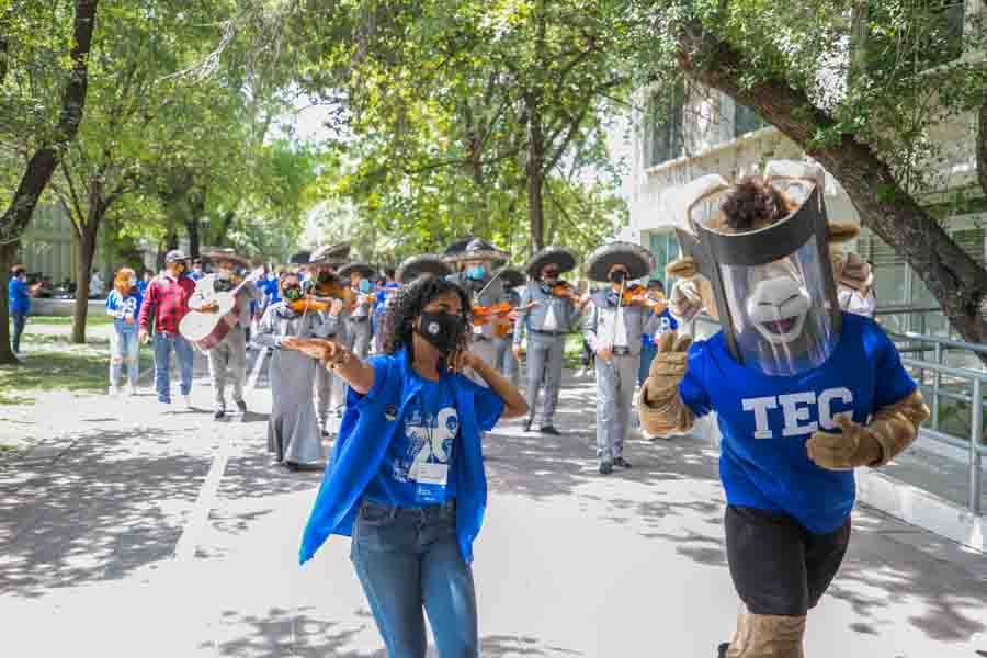 Celebración con mariachi en campus Monterrey por los 78 años del Tec