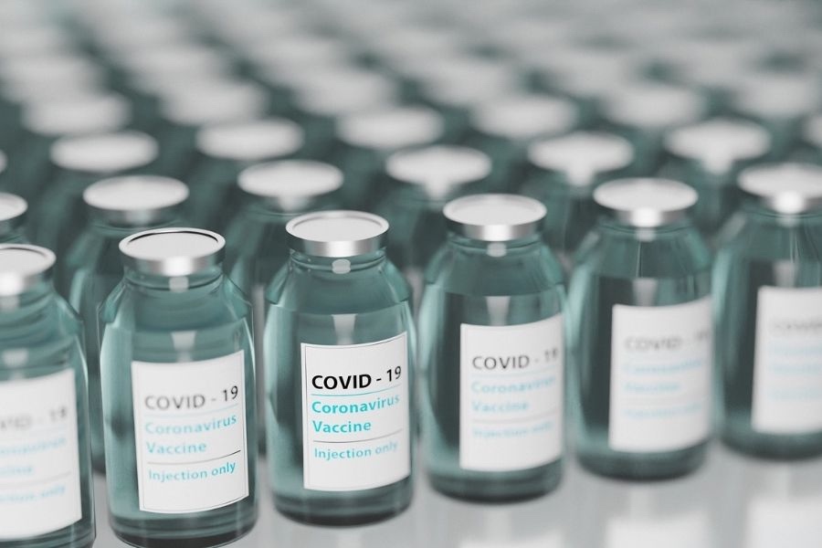 Charla sobre las vacunas de COVID-19 impartida por el virólogo Francisco Miguel López Cardoso.