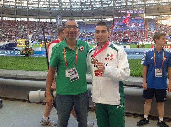 El entrenador de Atletismo Francisco Olivares ha entrenado deportistas que han asistido a Juegos Olímpicos, como a Luis Rivera.