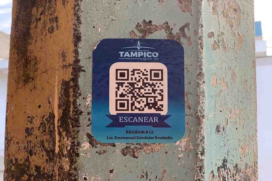 Ejemplo de código QR ubicado en un poste en Tampico como parte del proyecto de Edwin.