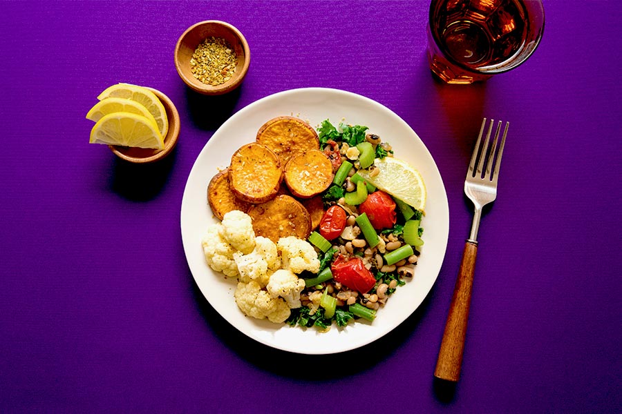 desayuno completo con diferentes vegetales en un plato y un vaso al lado derecho