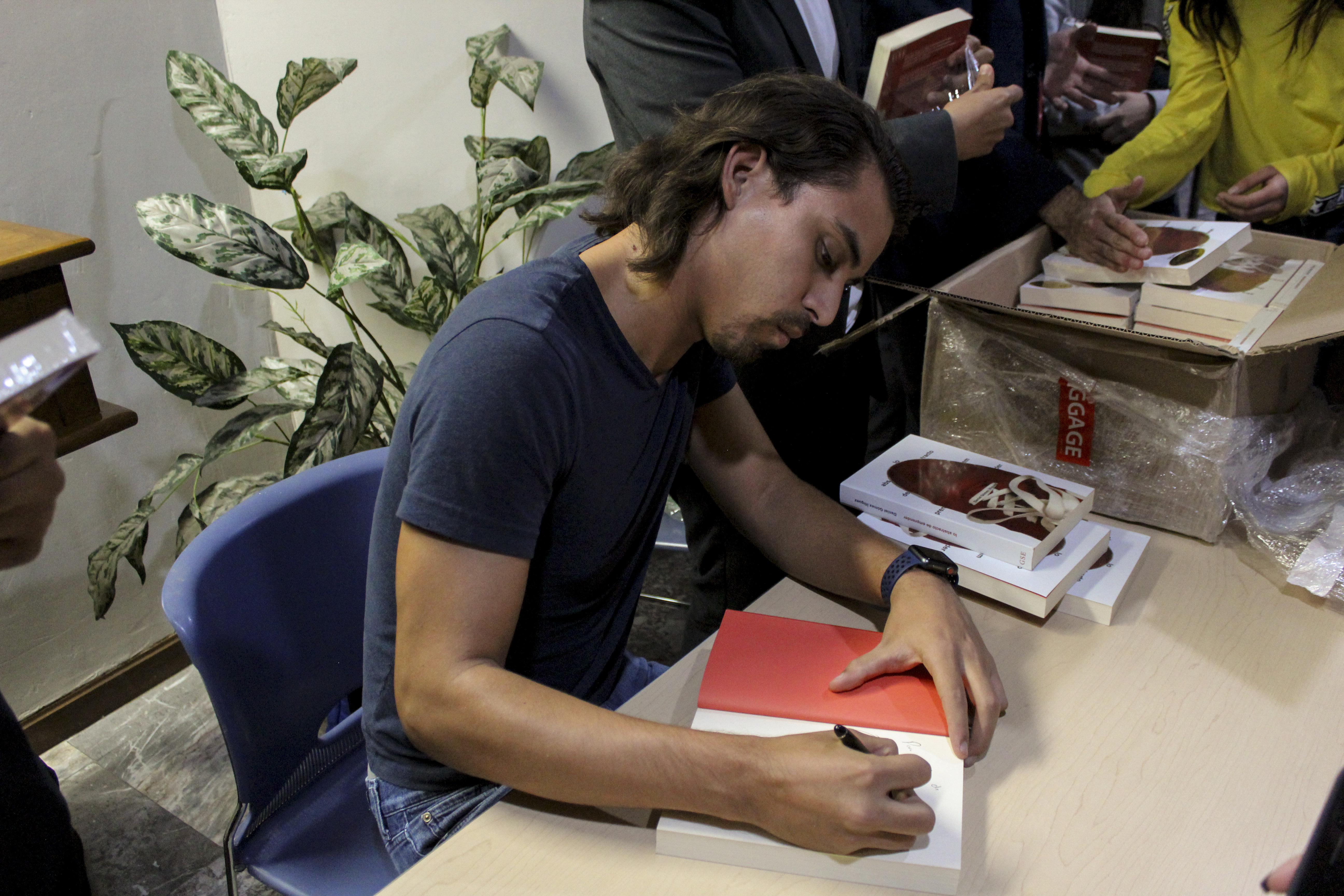 Daniel Gómez firmando su libro "Lo abstracto de emprender"