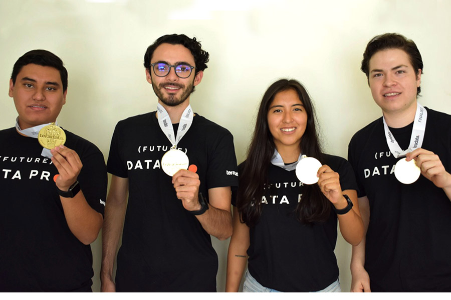 Gastón, Fiel, Fabiola y Marco sosteniendo las medallas de Teradata 