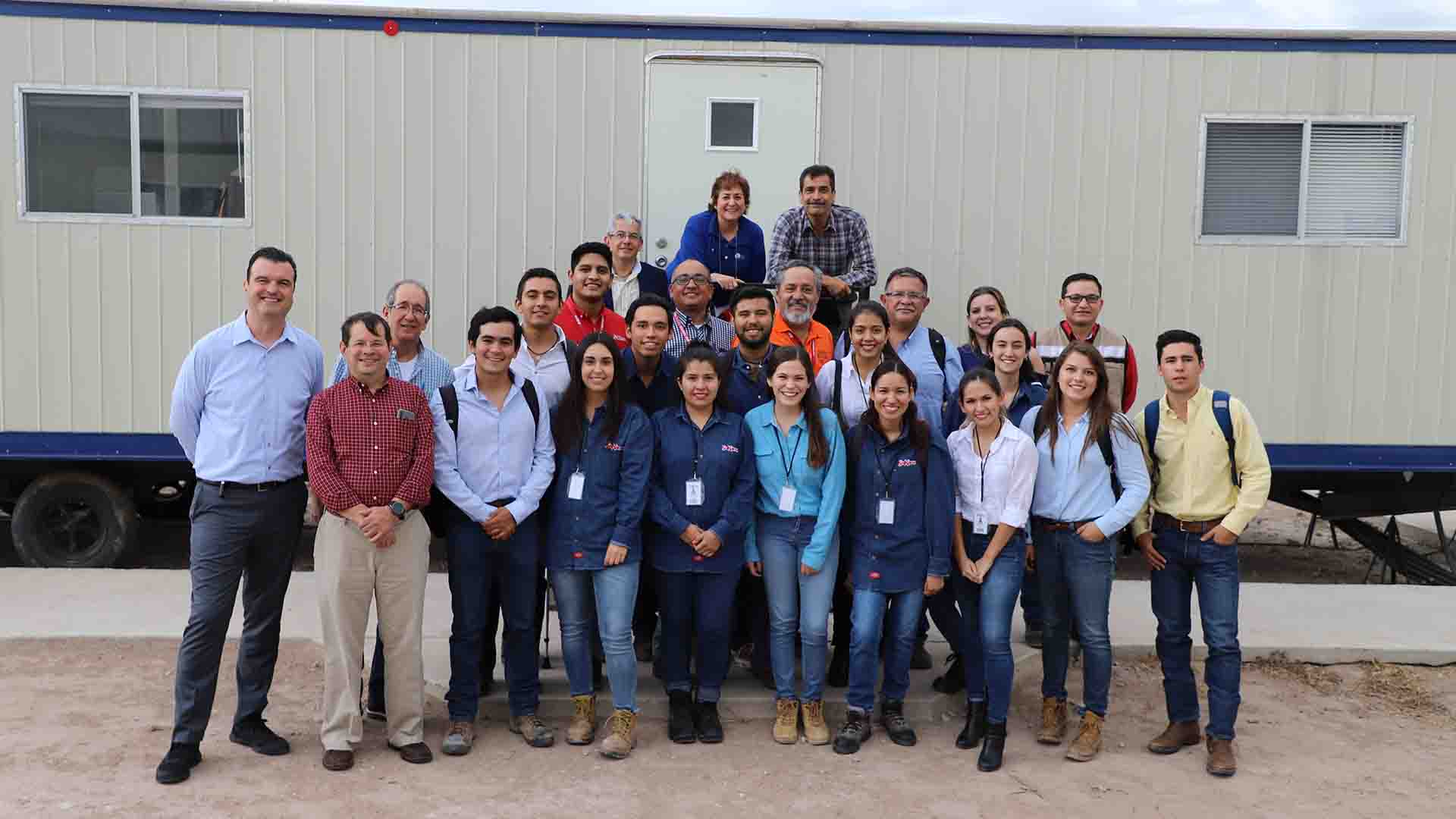 Alumnos y profesores del Tec en SuKarne en Lucero, Durango