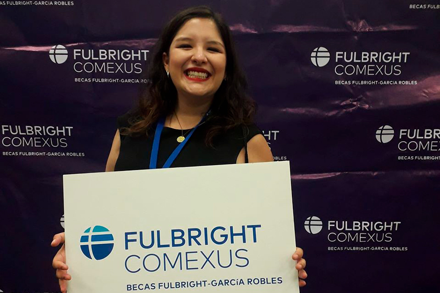 Denisse recibiendo la beca Fulbright