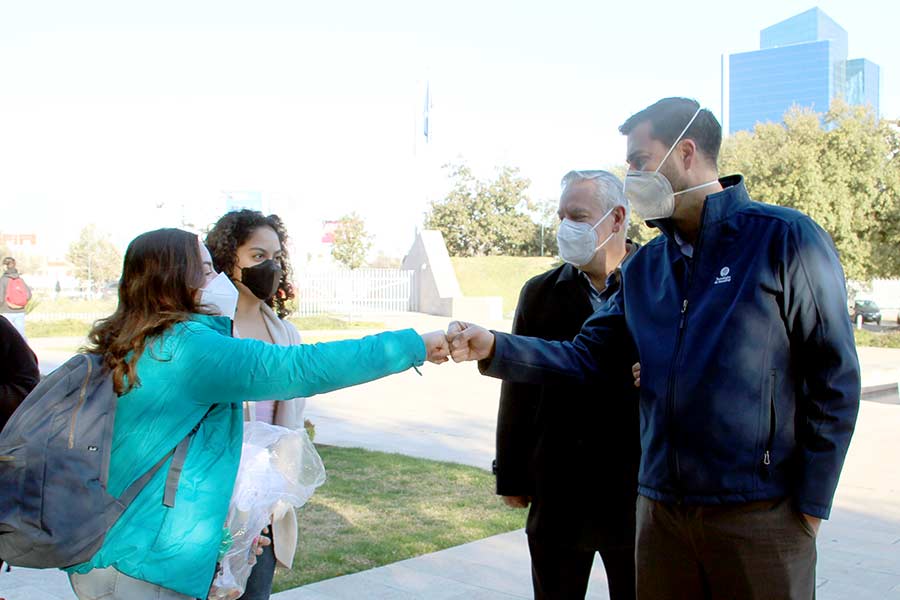 Mario Adrián Flores y Juan Pablo Murra saludaron a estudiantes a su llegada.