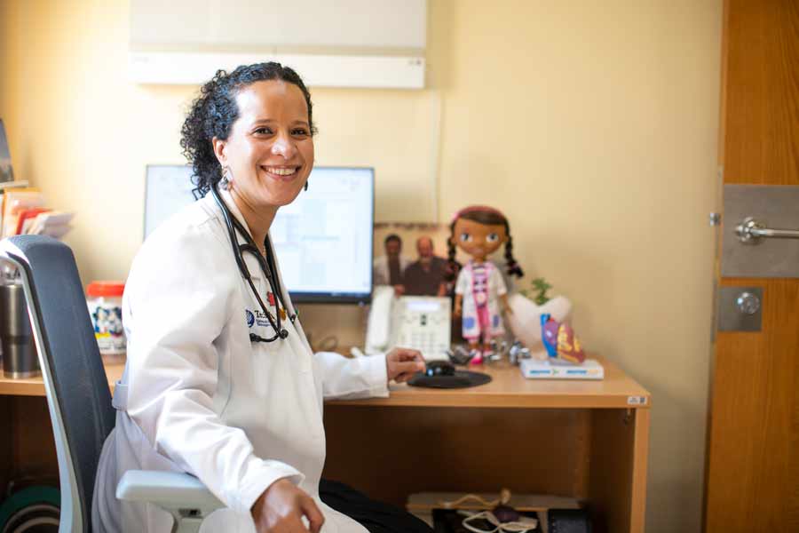 La Dra. Cecilia Britton es conocida cariñosamente por sus pacientes como la Doctora Juguetes