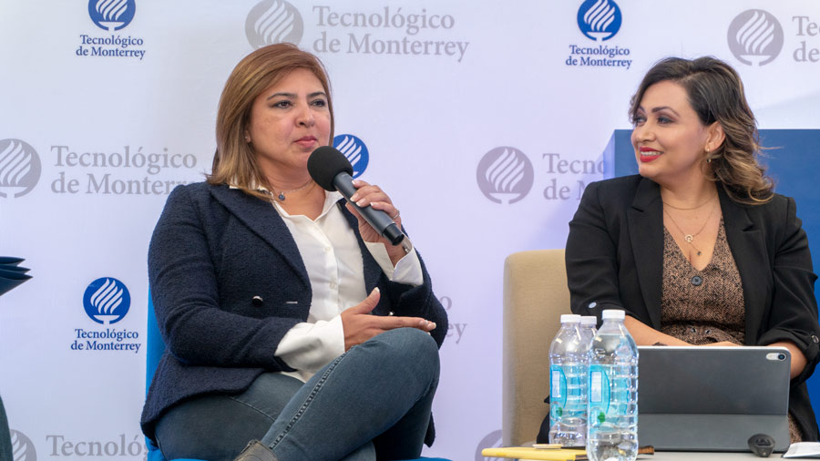 Edna Fong compartiendo su testimonio como mujer empresaria en Sinaloa